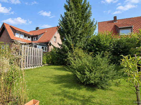 Garten mit Sträuchern und Baumbestand