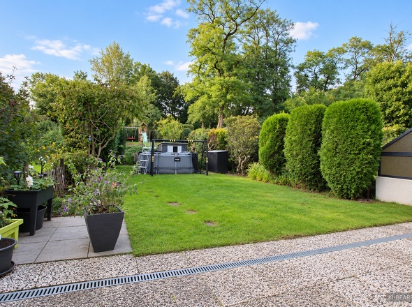 Blick von der Terrasse in den Garten