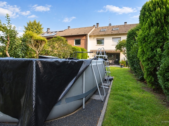 Rasenweg entlang des Gartens