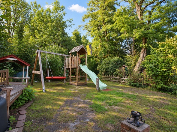 Hintere Gartenebene mit Spielplatz