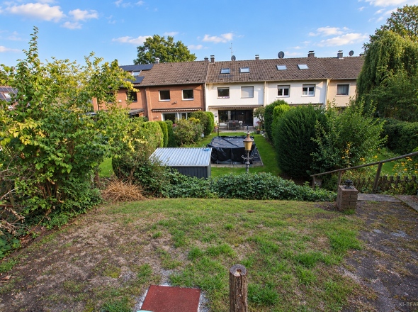 Gartenübersicht mit Hausrückseite