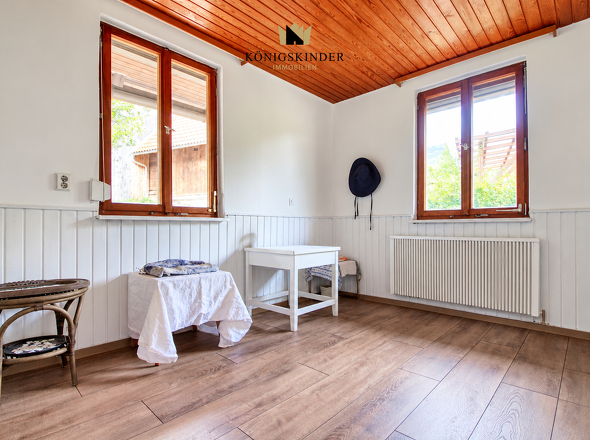ein helles Zimmer zum leben und arbeiten 