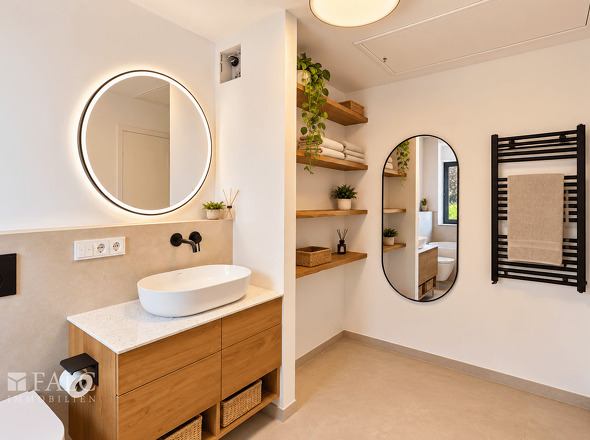 Helles skandinavisches Badezimmer mit Holz und Pflanzen