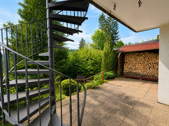Terrasse mit Wendeltreppe ins EG