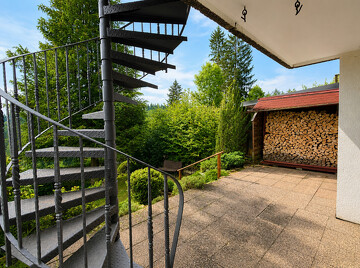Terrasse mit Wendeltreppe ins EG
