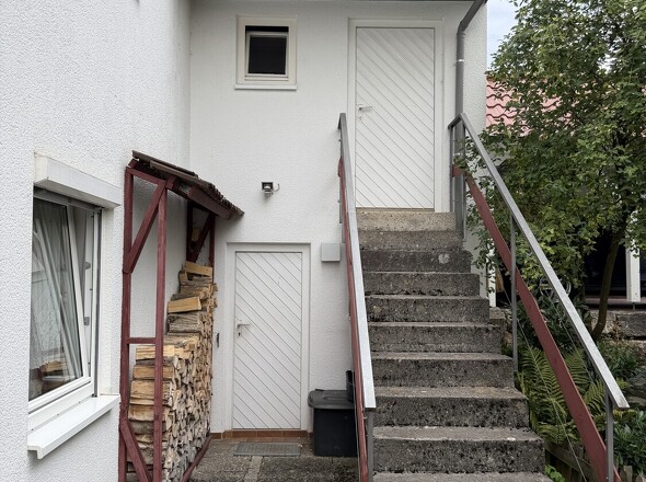 Treppe von Garten in Garage und Keller