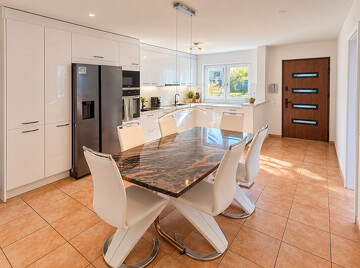 2_Moderne Küche mit elegantem Esstisch