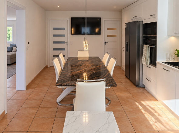 13_Moderne Küche mit elegantem Essbereich