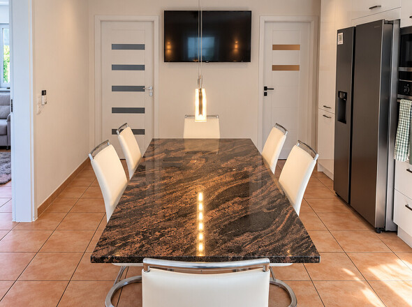 14_Symmetrischer moderner Essbereich mit Granittisch