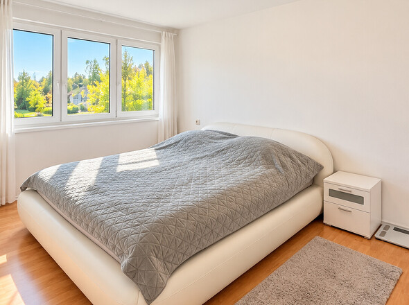 20_Helles minimalistisches Schlafzimmer mit Fensterblick