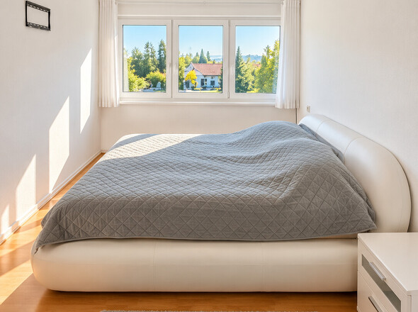 21_Helles minimalistisches Schlafzimmer mit Fensterblick
