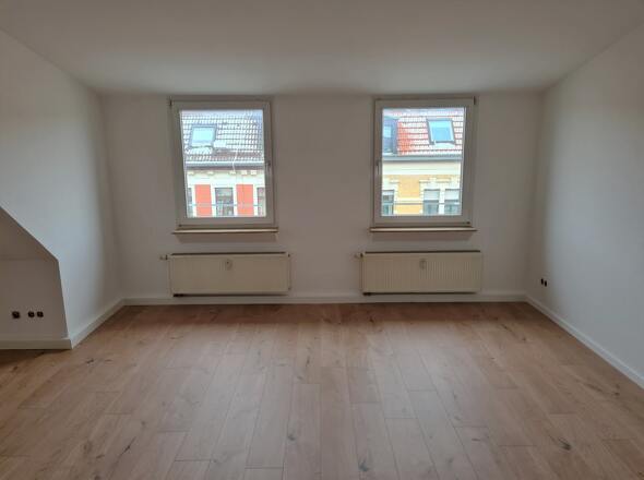 geräumiges Wohnzimmer