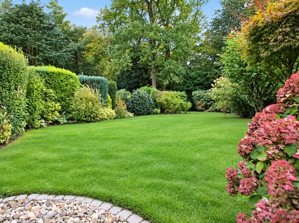 Garten mit blühenden Beeten