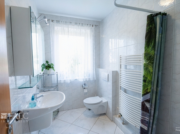 Badezimmer EG - (KI generiert)