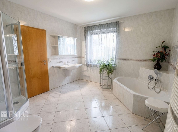 Badezimmer OG - (KI generiert)